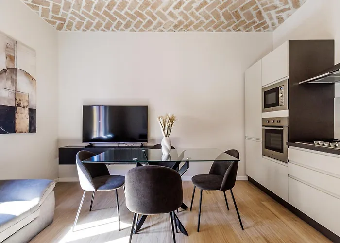 Chiara 6 Guest - Train Station - Parking